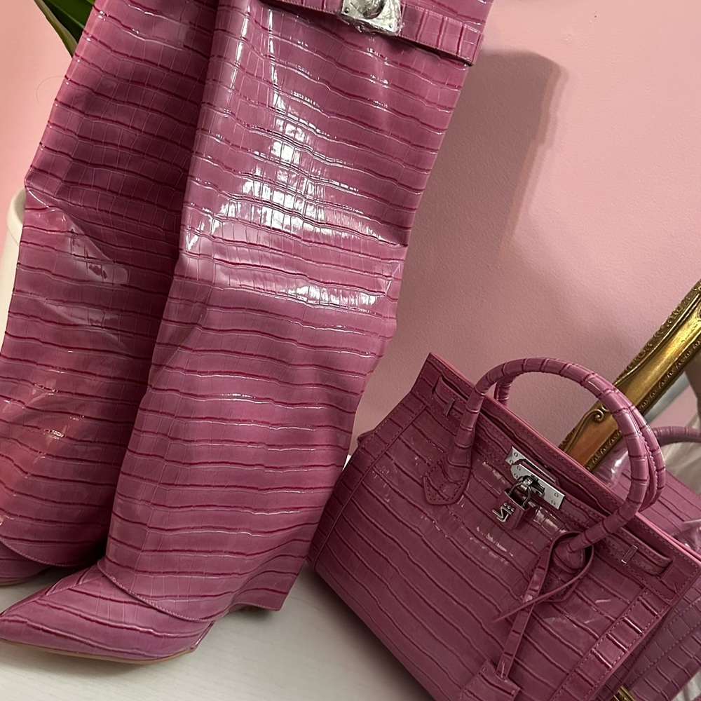 I’m selling a boot & purse set from ShaneJustin. Color is pink and size is 9.
